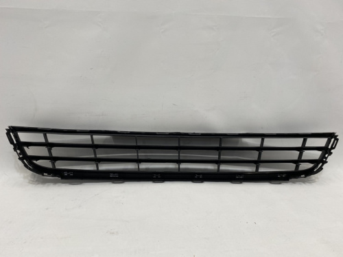 Решітка переднього бампера з подіумом під номер Volkswagen Jetta 2011-2014 (5C68536779B9), аналог