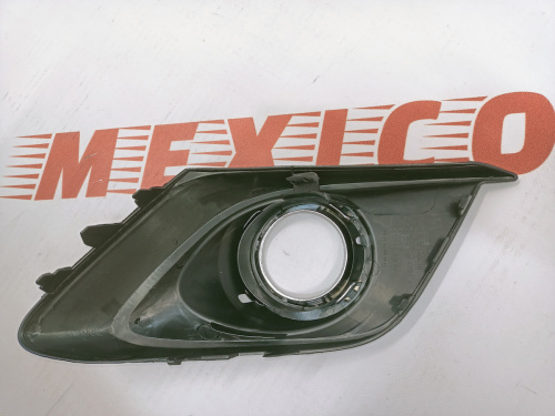 Рамка противотуманной фары с хромом левая Mazda 3 2013-2015 (BJE150C21A), аналог