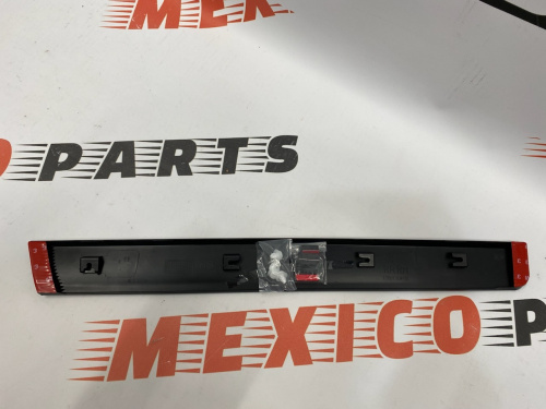 Накладка на задні праві двері  Nissan X-Trail (Rogue) 2014-2020 (82876-4BA0A), аналог
