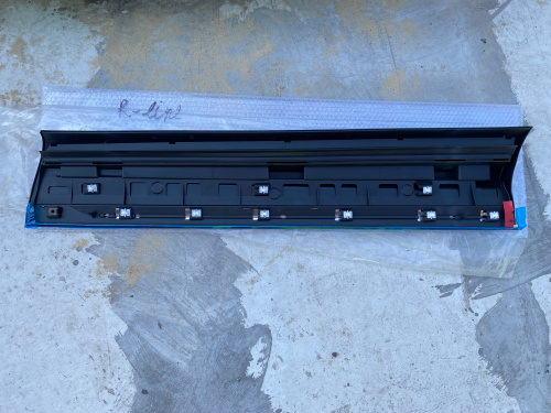 Накладка на передні ліві двері R-Line Volkswagen Touareg  2015-2018( 7P6854939G9B9), аналог