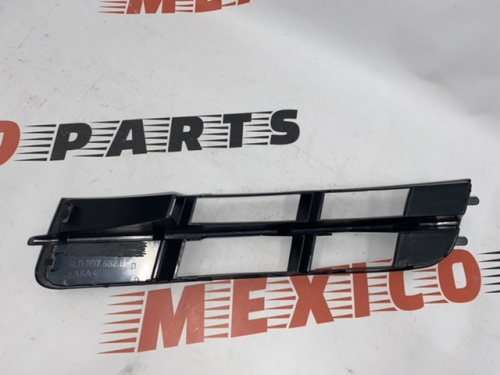 Решетка переднего бампера правая верхняя AUDI Q7 2010-2015 (4L0807682B01C), аналог