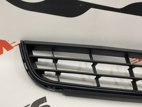 Решітка переднього бампера чорна Volkswagen Jetta 2012-2015 (5C68536779B9), аналог