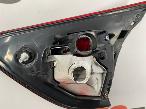Ліхтар внутрішній в кришку багажника лівий Mazda CX5 2014-2017 (kd53513g0e), аналог