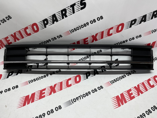 Решітка переднього бампера з одним хромом USA Volkswagen Passat B8 2016-2018 (561853671HRYP) , аналог